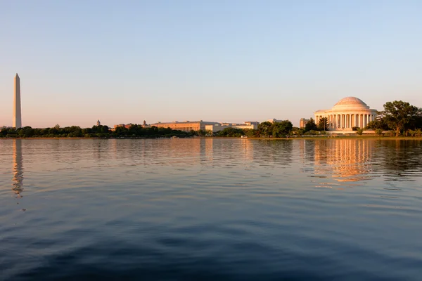 Memorial Jefferson e Monumento a Washington ao entardecer durante a hora de ouro Imagem De Stock