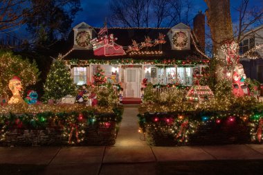 Ocak 2016, Arlington Virginia, evi dekore edilmiş ve Noel için Arlington Virginia'da ışıklı,