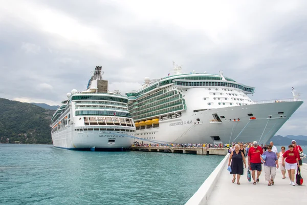 Liewendahl, Haiti - 06 februari 2015: Två Royal Caribbean Cruise fartyg förtöjd i hamnen Royaltyfria Stockbilder