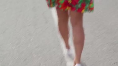 Kız üstünde belgili tanımlık yol ve gülüyor yürüyüş