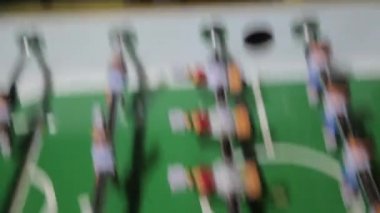 Masa futbolu oynayan kızlar duygular