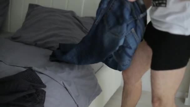 Хлопець носить штани ранку — стокове відео