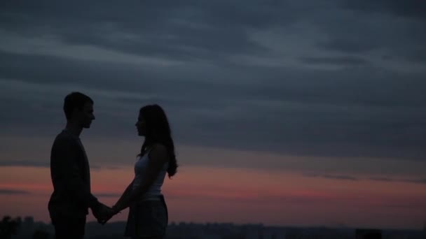 Пара держащихся за руки после заката — стоковое видео