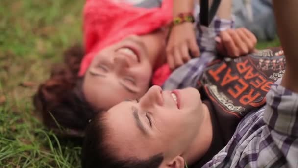 Пара веселится на траве — стоковое видео