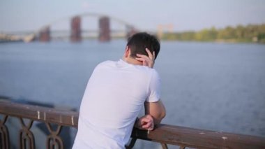 Şehir Rıhtımlar üzerinde boşa çıkarmak adam