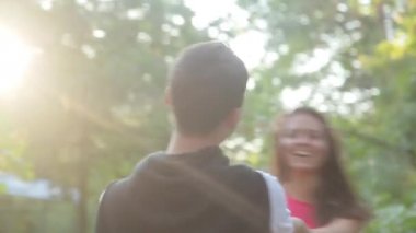 Erkek ve kız tutuşup çember