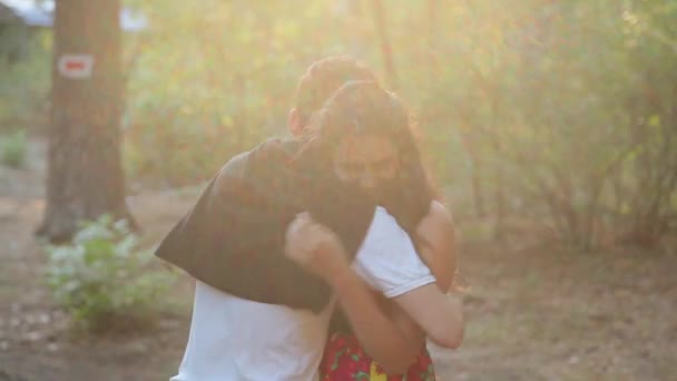 Niño y niña abrazándose al sol — Vídeo de stock