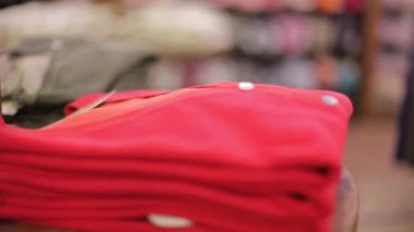 Bir süpermarkette giyim bölümünde