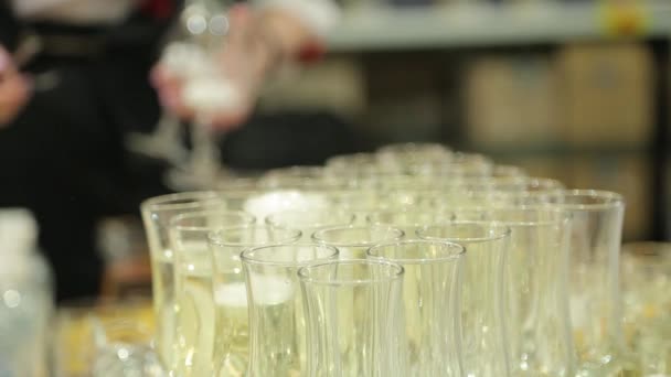 Dans des verres avec du champagne jeter de la glace sèche — Video