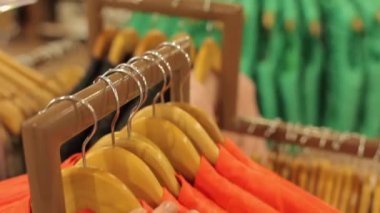 Kız elbise askısı ile gider