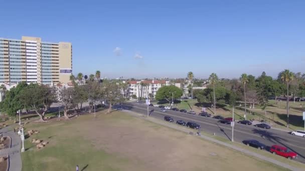 Drohne steigt über der Stadt auf — Stockvideo