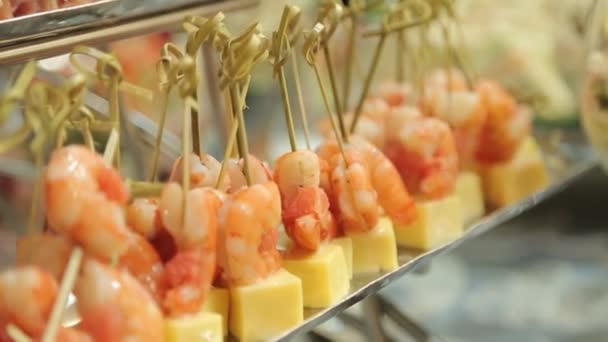 Jednohubky s krevetami a sýrem zblízka — Stock video