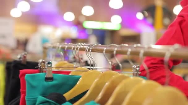 Reparto abbigliamento in un supermercato — Video Stock