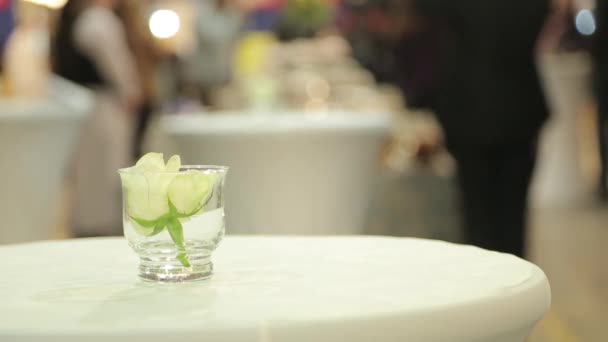 White rose in a glass on the table — Stock Video