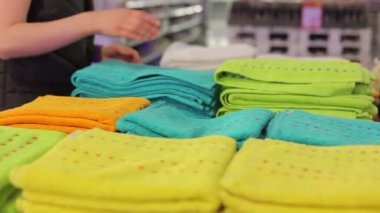 Raf havlu içinde belgili tanımlık çarşı ile