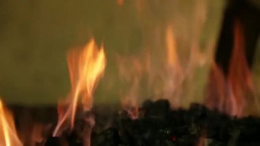 Bir parlak yanan ateş ve siyah kömür