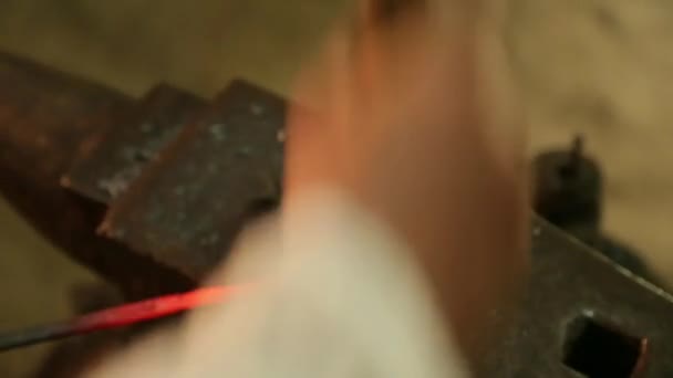 Blacksmith hammers on the red-hot piece of iron — Stock Video