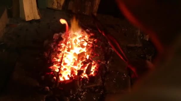 Schmied schürt die Kohlen im Feuer — Stockvideo