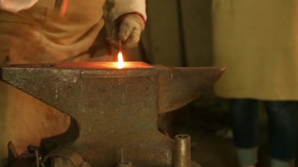 Blacksmith hammers on the red-hot piece of iron — Stock Video