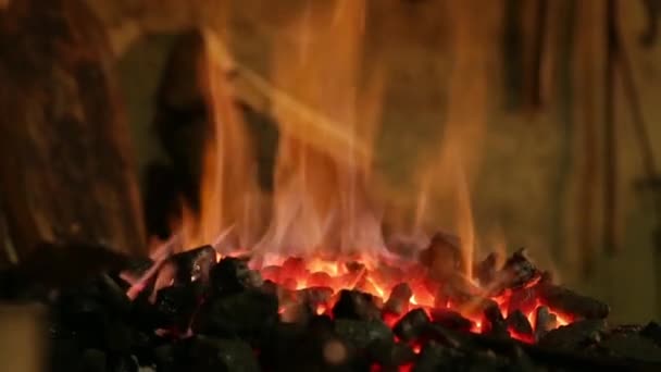 Hell loderndes Feuer in der Schmiede — Stockvideo