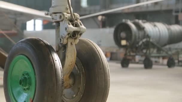 İniş takımı, uçak yakın çekim — Stok video