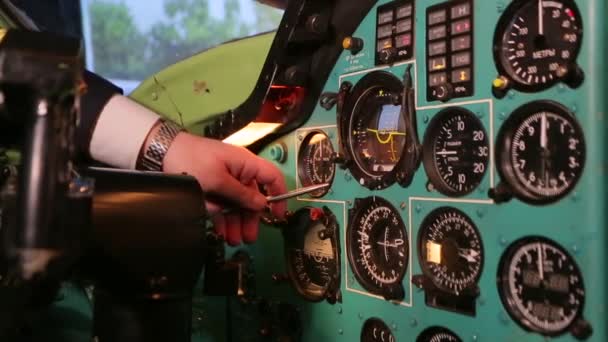 Pilot wyjaśnia wskaźników na panelu samolotu — Wideo stockowe