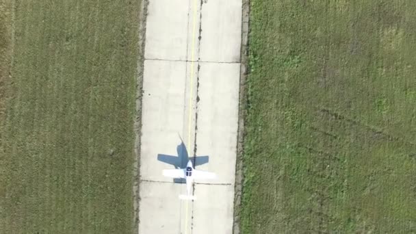 Pequeño avión se mueve por la vista de la pista desde arriba — Vídeo de stock