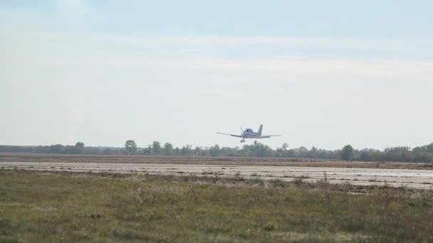 Kleinflugzeug hebt vom verlassenen Flugplatz ab — Stockvideo