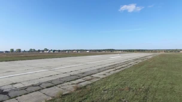 Pequeno avião pronto para descolar — Vídeo de Stock