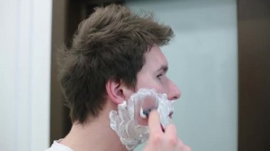 Esmer adam bir ayna önünde tıraş