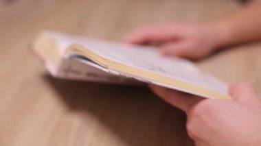 Kitap yakın çekim leafing adam