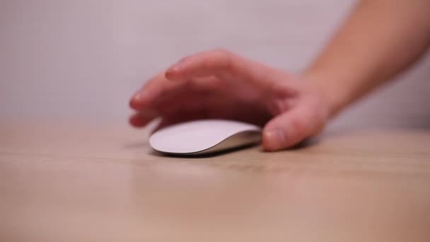 Чоловік клацає мишкою крупним планом — стокове відео