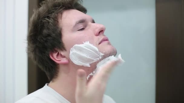 Morena cara fica de barbear espuma no rosto — Vídeo de Stock