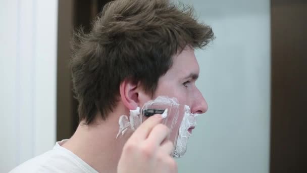 Brunett mannen i vit t-shirt rakar — Stockvideo