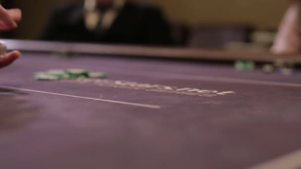 Dealer rozdá karty na poker — Stock video