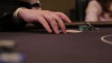 Poker masasında parmak adam bayıltır