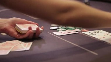 Satıcı poker kartları dağıtır