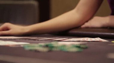 Satıcı kartları bırakır