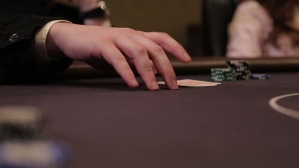 L'uomo bussa le dita sul tavolo per il poker — Video Stock