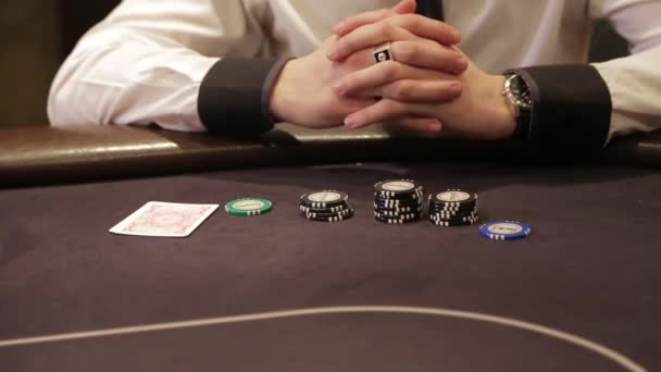 Чоловік дивиться на карти за столом покеру — стокове відео
