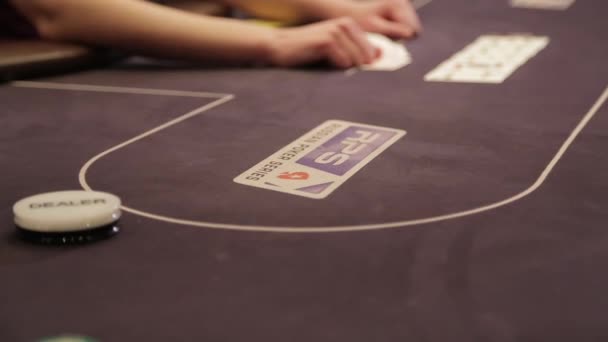 Показ за покерным столом — стоковое видео