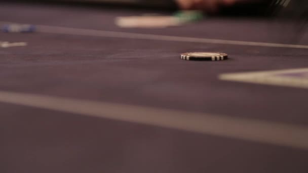Fichas de póquer caen sobre la mesa — Vídeo de stock