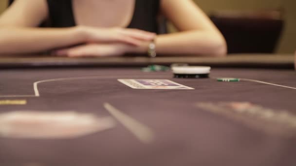 L'uomo mette fiches nel poker — Video Stock