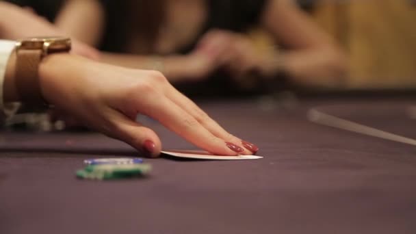 Donna alla ricerca di carte nel poker — Video Stock