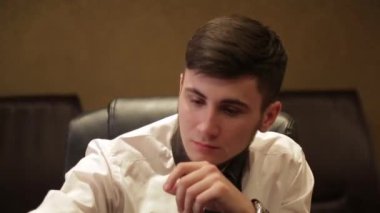 Adam stakes Poker düşünen