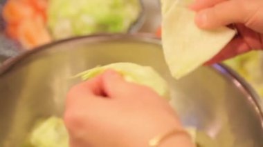 Cook bir kasede lahana temizler