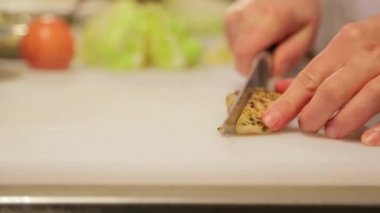 Şef küçük bir et parçası keser