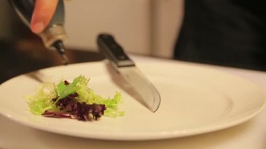 Sos ve salata ile dekorasyon plaka