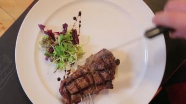 Bir plaka yakın çekim et kesme