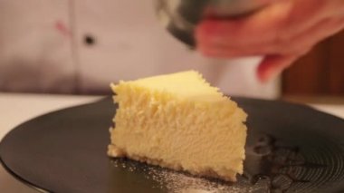 Pasta krema ile serpilir ve nane ile dekore edilmiş